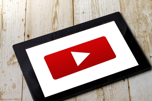YouTubeのロゴがタブレットに表示されている写真